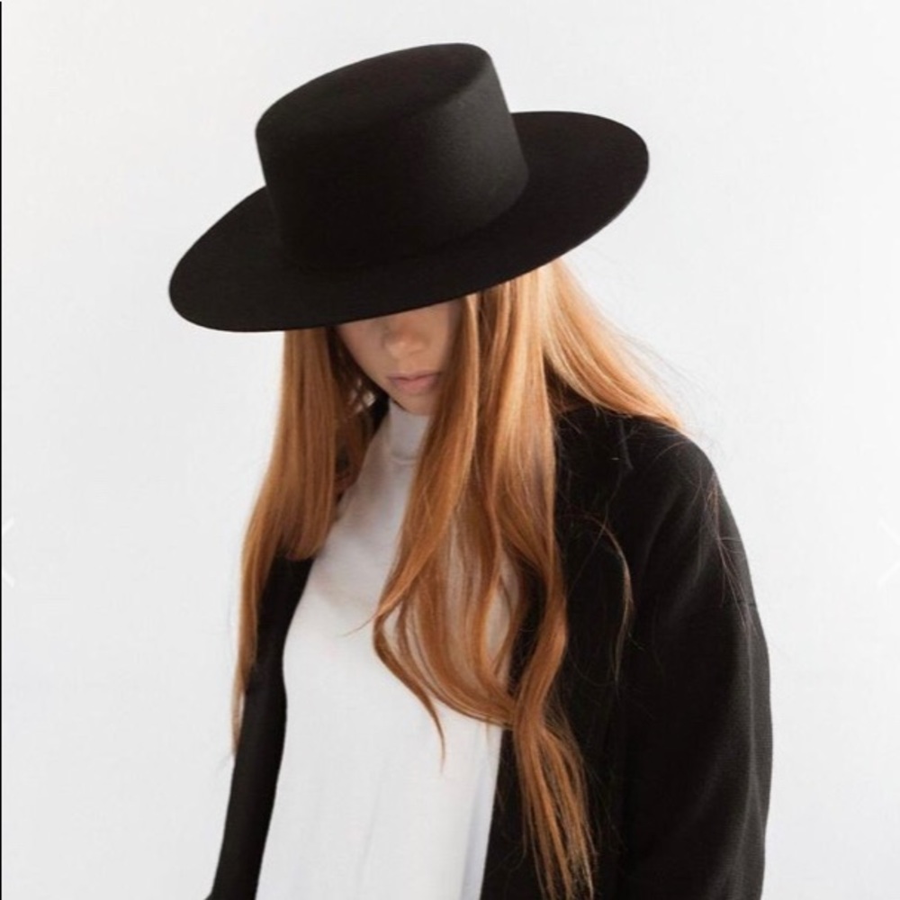 Gigipip Dahlia hat in Black. NEW